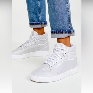 New puma sneaker brand new
size 7, pearl unicorn color, never wore , without box